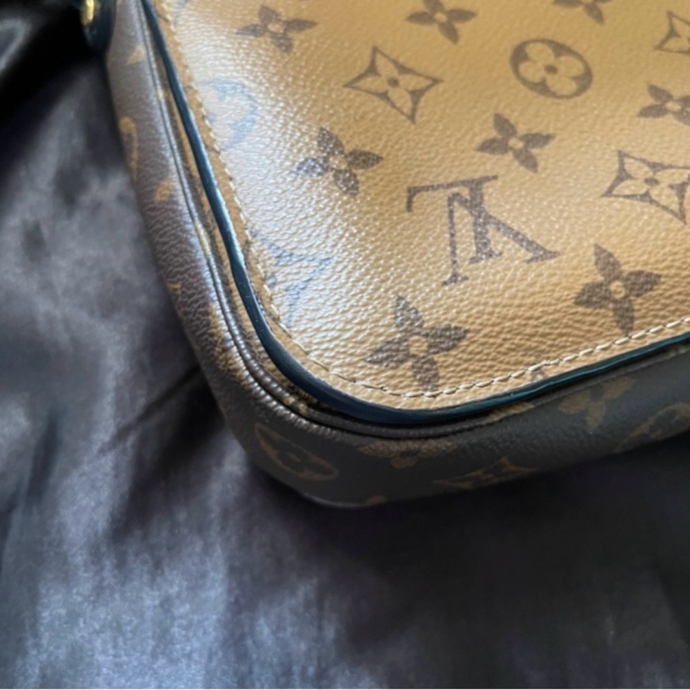 Louis Vuitton Pochette Metis reverse Monogram Crossbody Bag - Picture 4 of 16